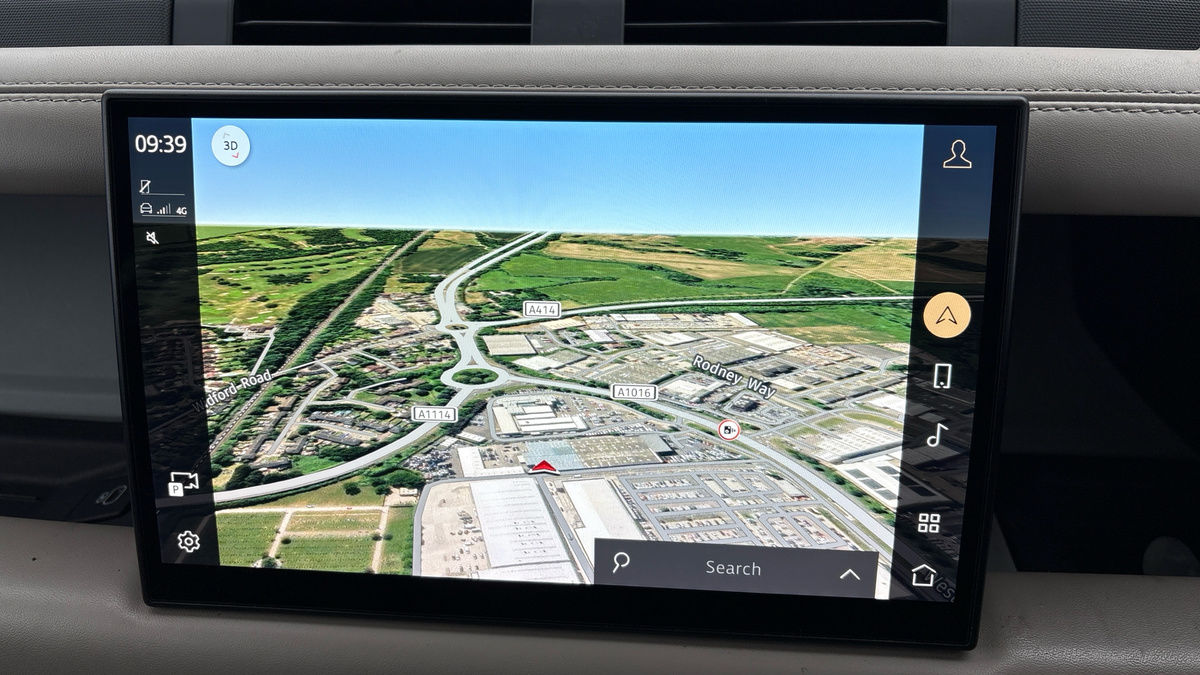 Land Rover Defender 110 Image 17