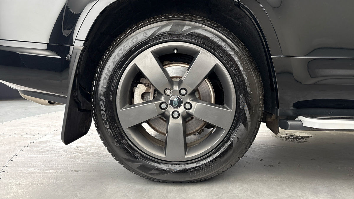 Land Rover Defender 130 Image 10