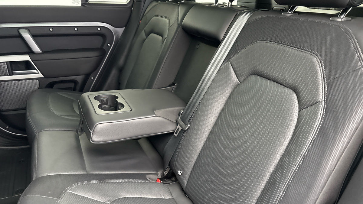 Land Rover Defender 110 Image 9