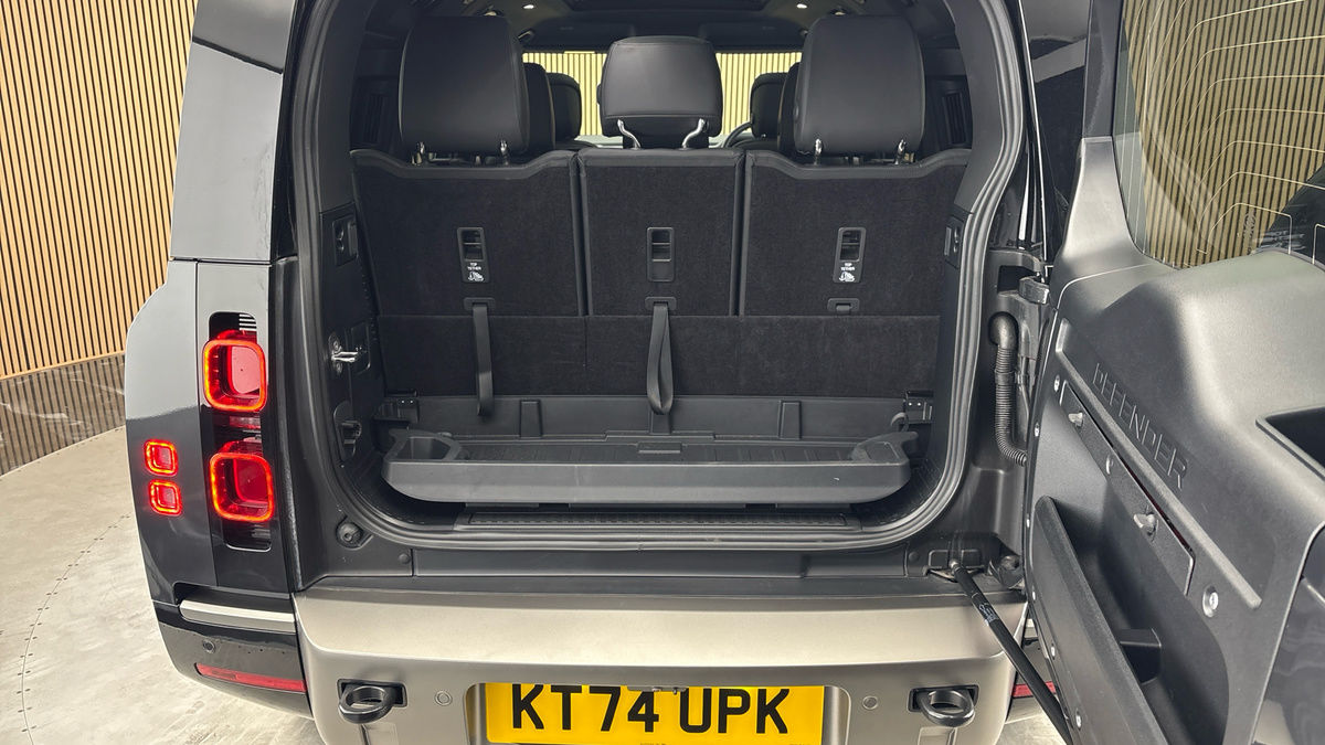 Land Rover Defender 130 Image 11