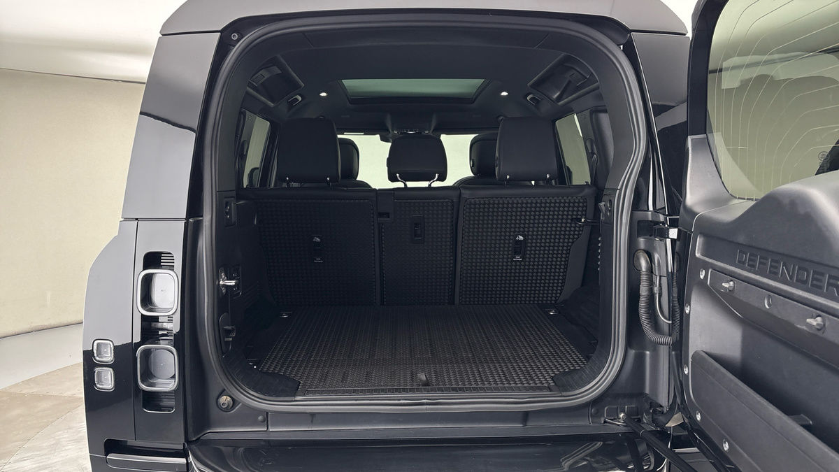 Land Rover Defender 110 Image 11