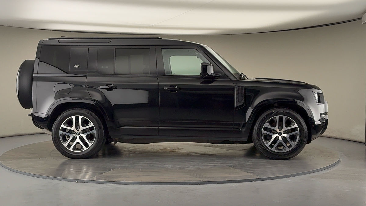 Land Rover Defender 110 Image 16