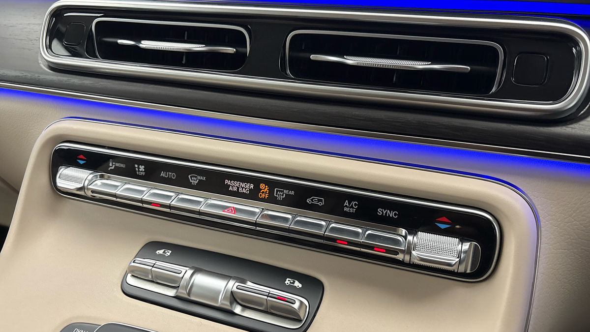 Mercedes-Benz V Class Image 25