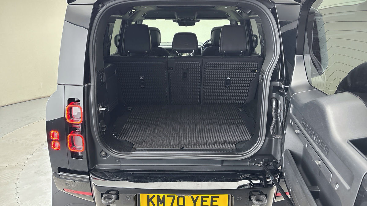 Land Rover Defender 110 Image 11