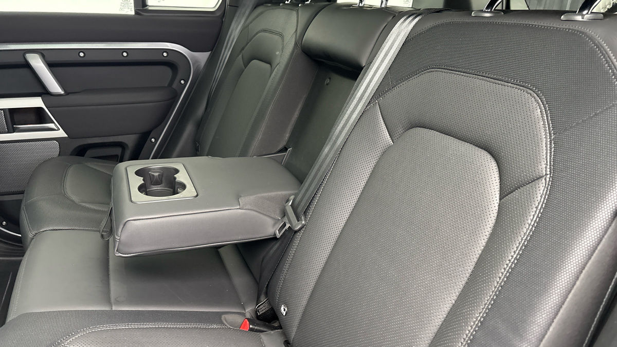 Land Rover Defender 110 Image 9