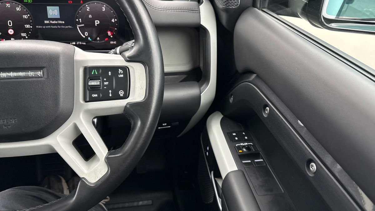 Land Rover Defender 90 Image 20