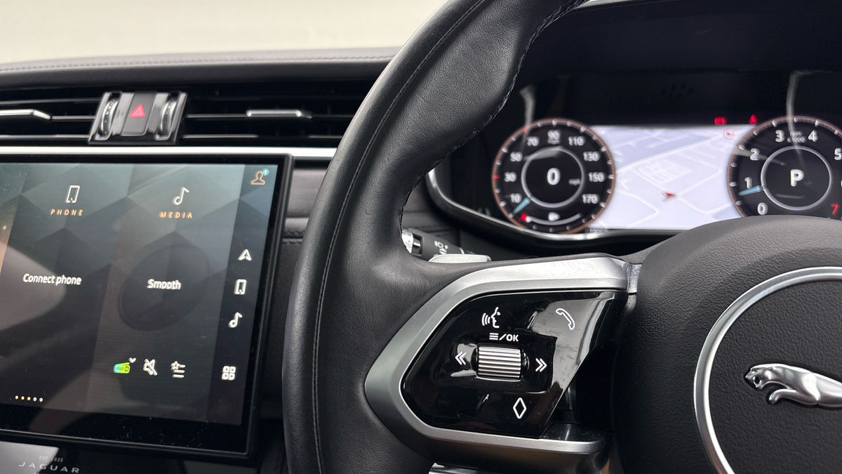 Jaguar F-PACE Image 13