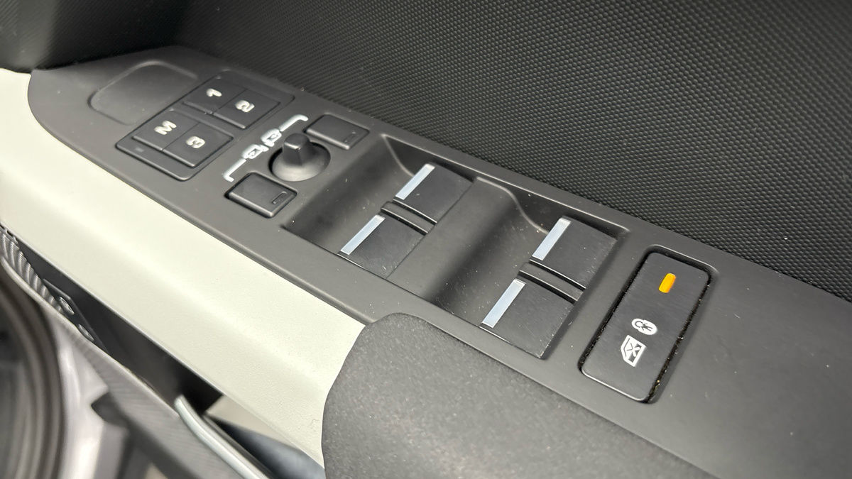 Land Rover Defender 110 Image 25