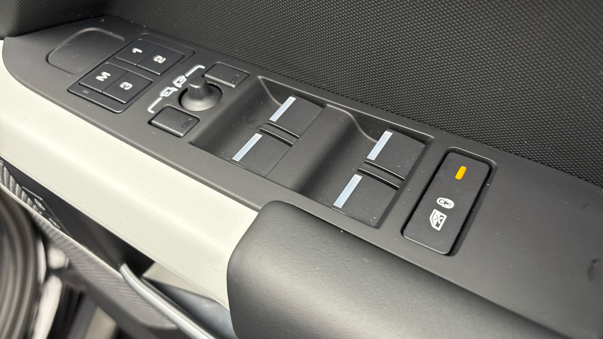 Land Rover Defender 110 Image 25