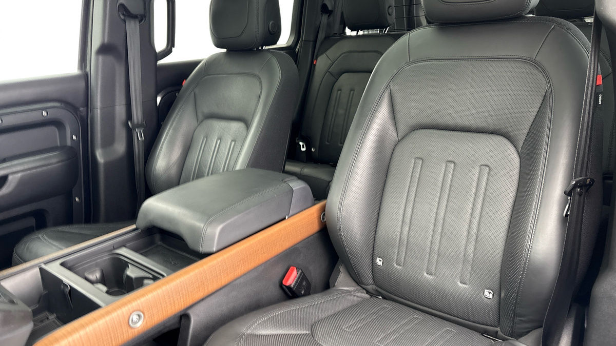 Land Rover Defender 110 Image 7
