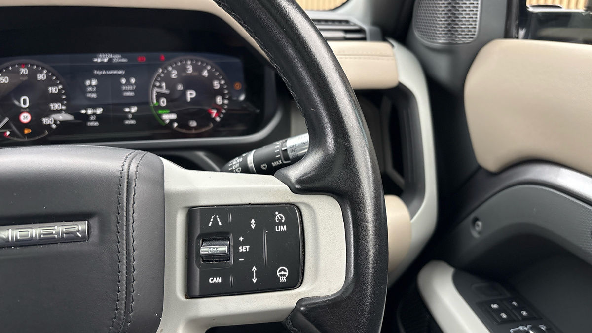 Land Rover Defender 110 Image 14