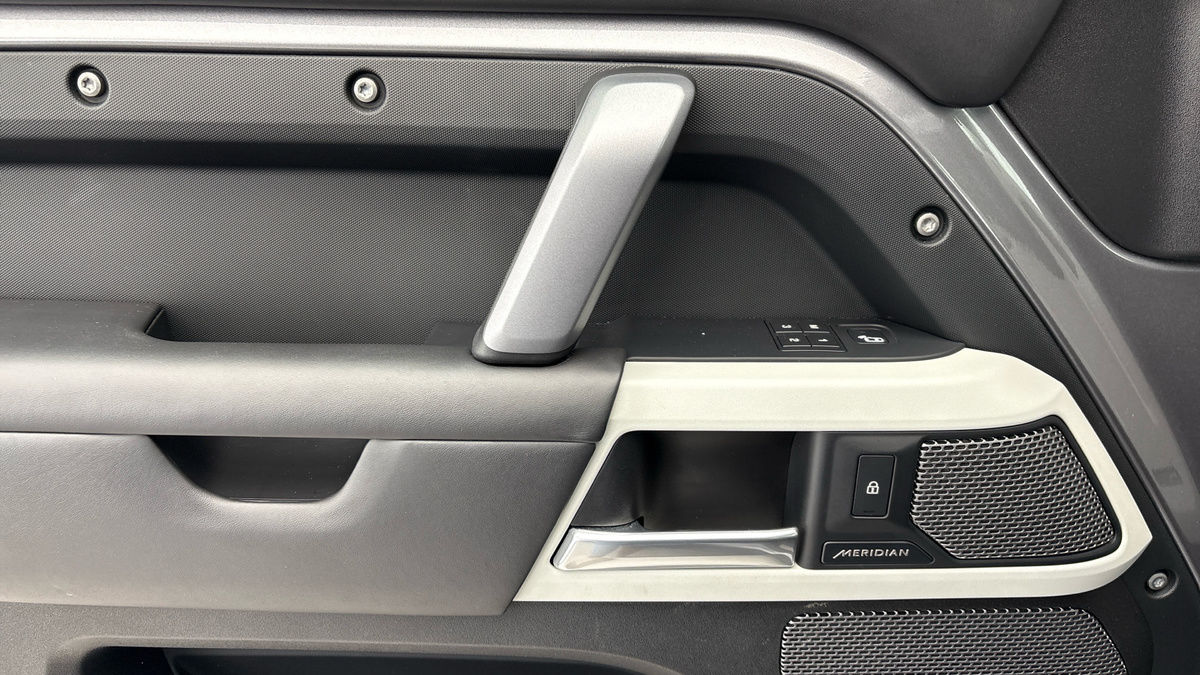 Land Rover Defender 110 Image 19