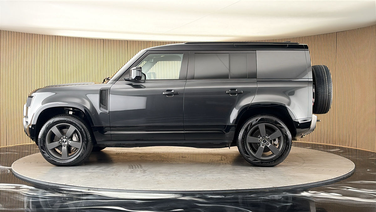 Land Rover Defender 110 Image 15
