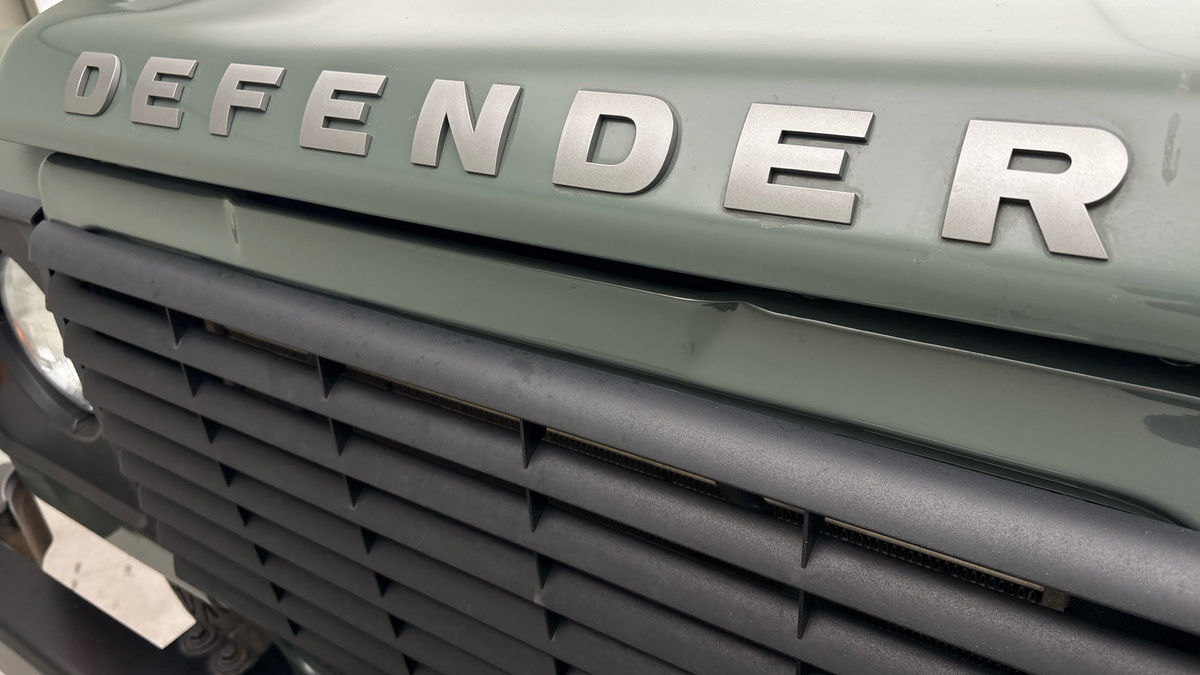 Land Rover Defender 110 Image 24