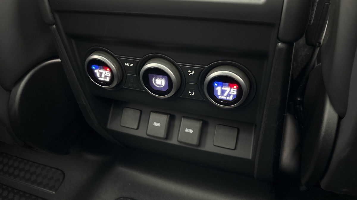 Land Rover Defender 110 Image 32