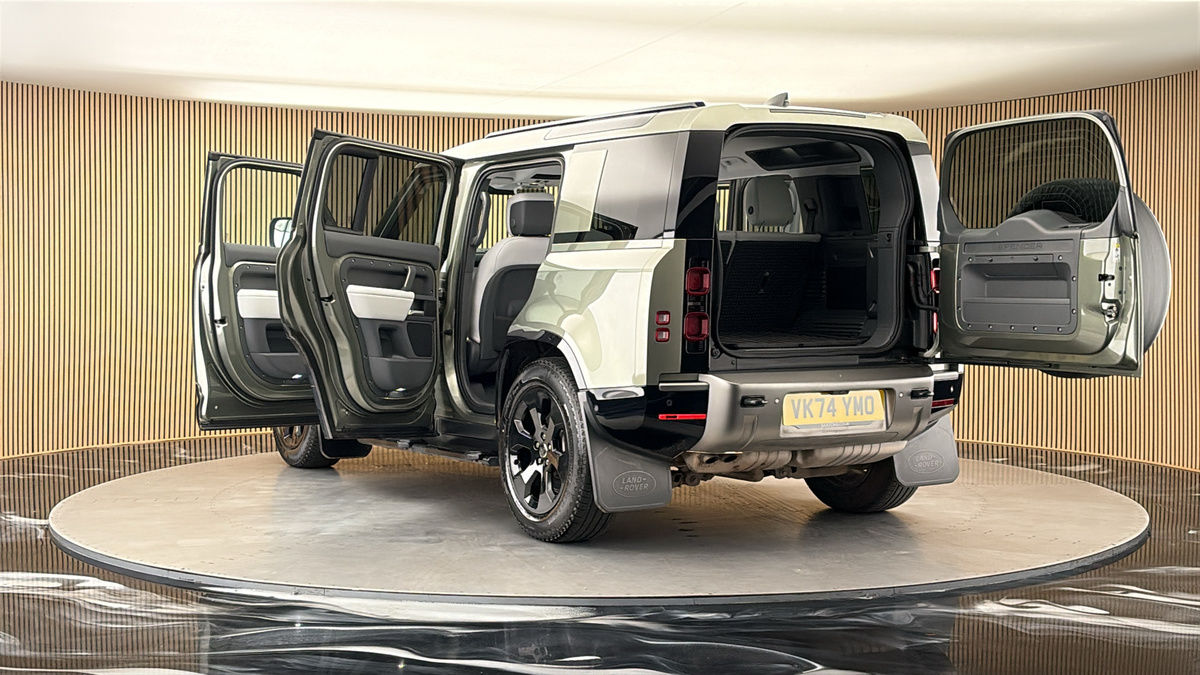 Land Rover Defender 110 Image 23