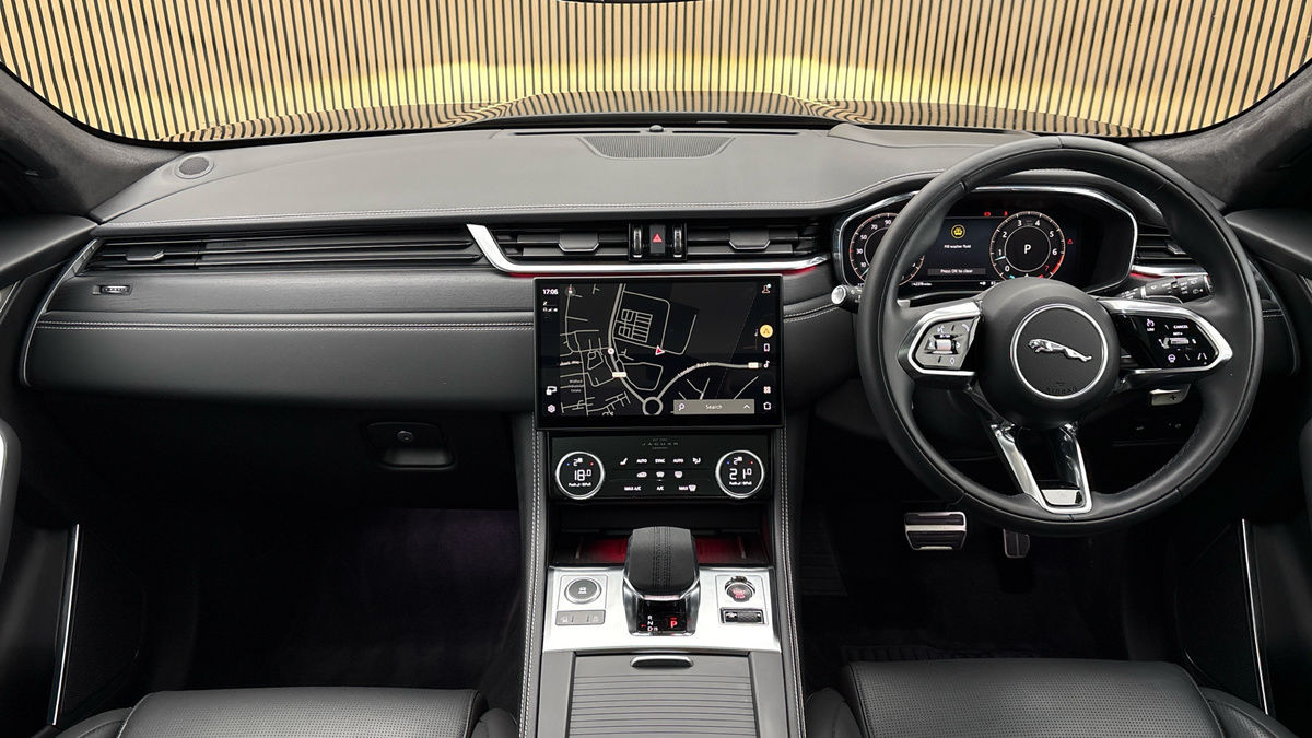 Jaguar F-PACE Image 12