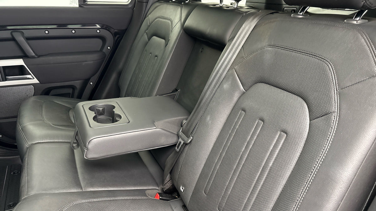 Land Rover Defender 110 Image 9