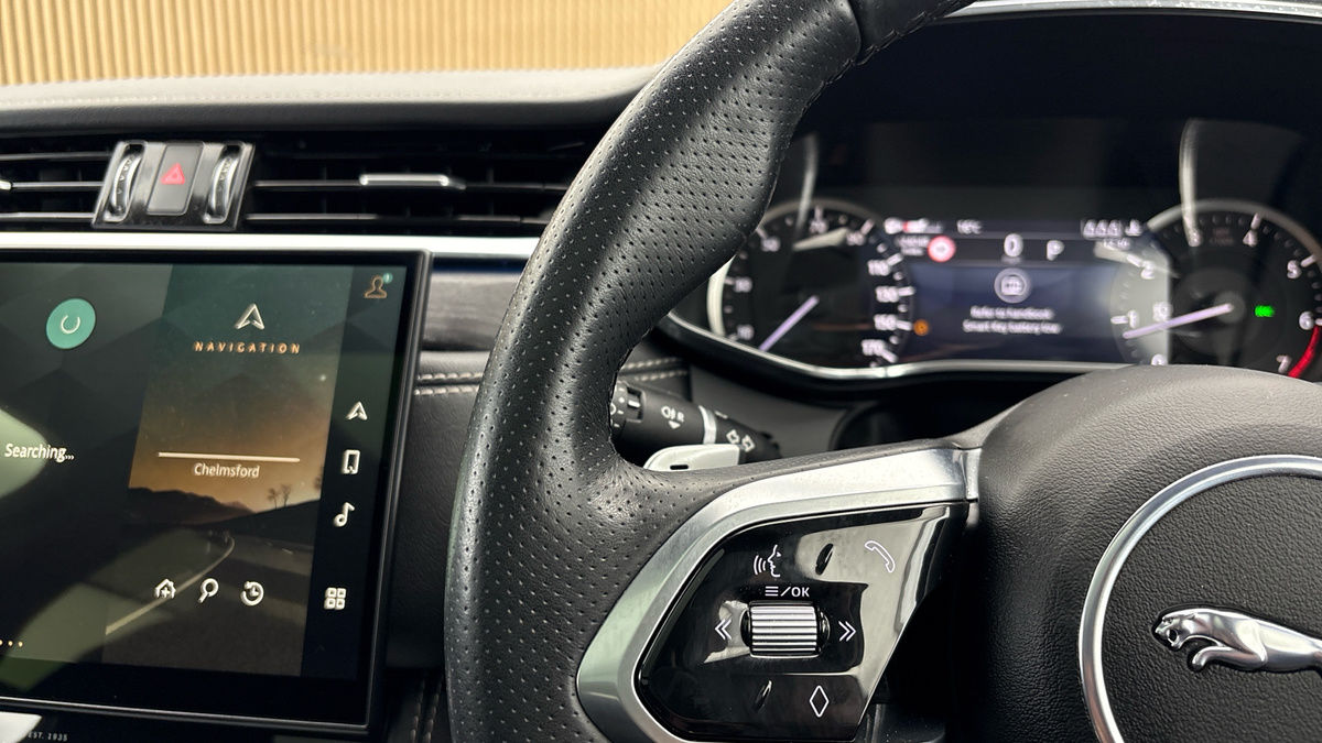 Jaguar F-PACE Image 13