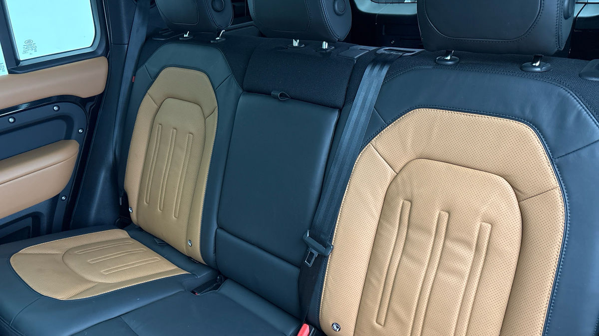 Land Rover Defender 110 Image 8