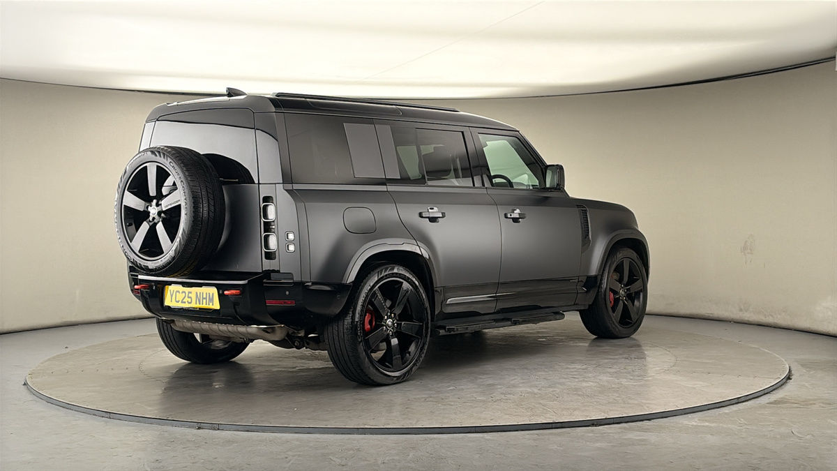 Land Rover Defender 110 Image 21
