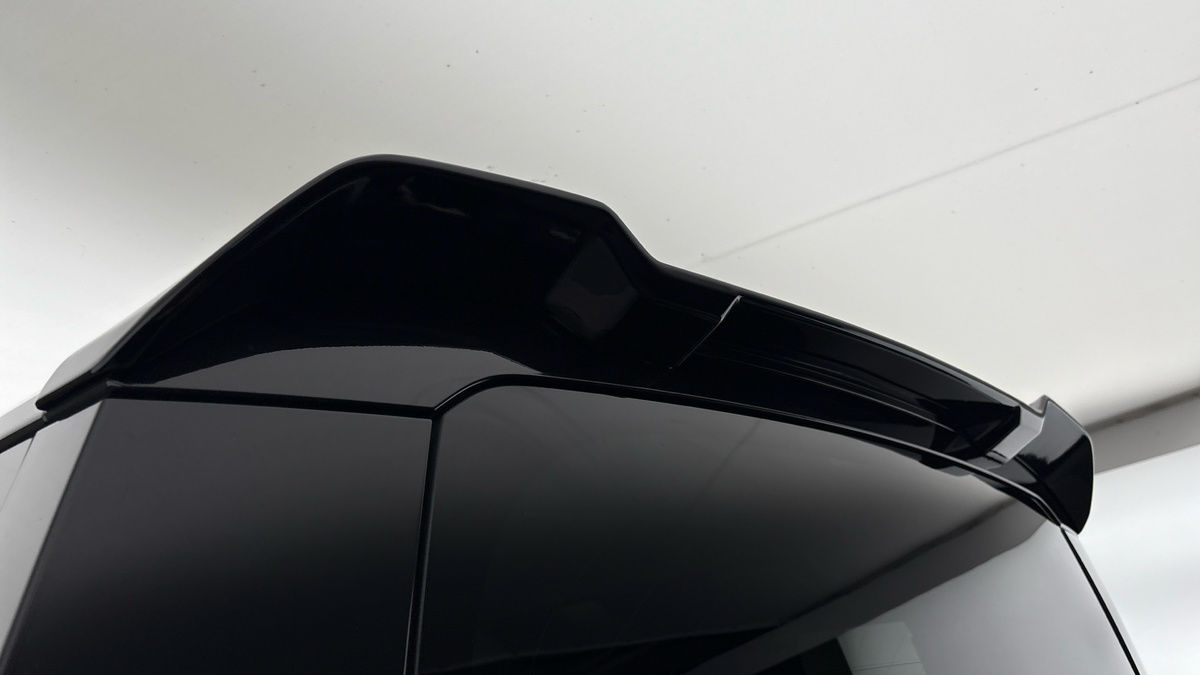 Land Rover Defender 110 Image 26