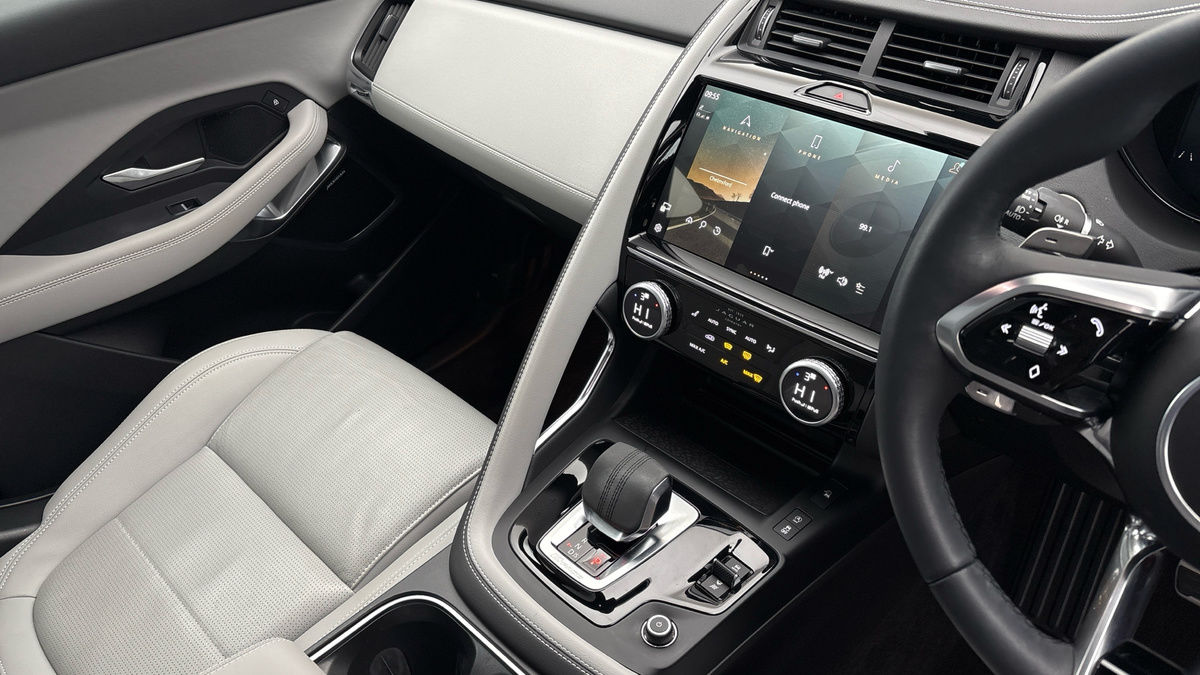 Jaguar E-PACE Image 18