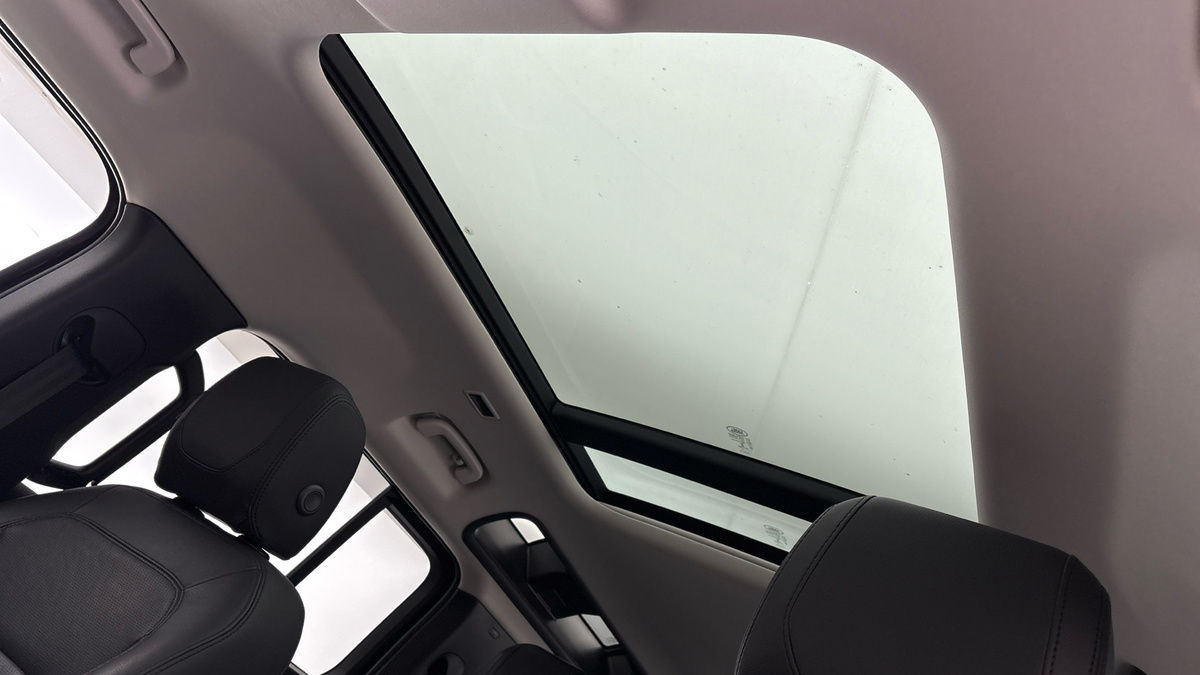 Land Rover Defender 110 Image 6