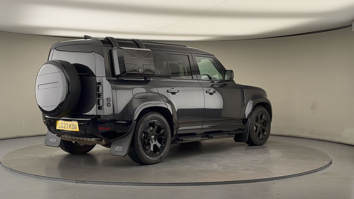 Land Rover Defender 110 Image 21