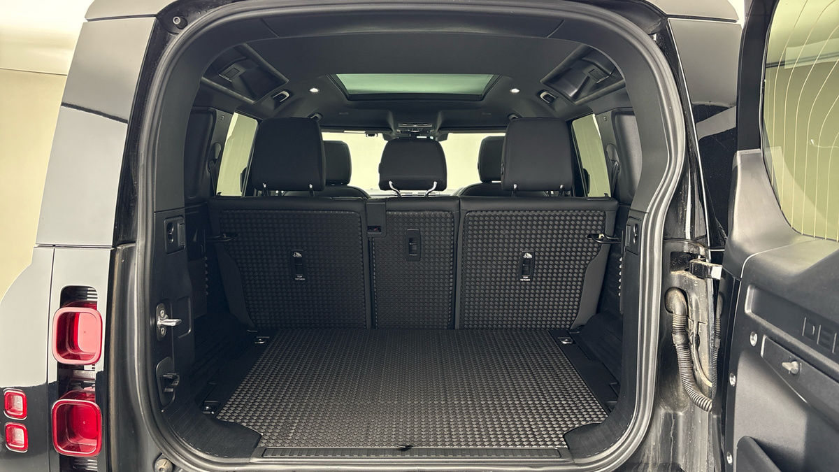 Land Rover Defender 110 Image 11