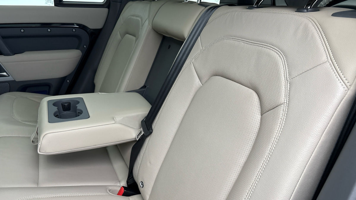 Land Rover Defender 110 Image 9