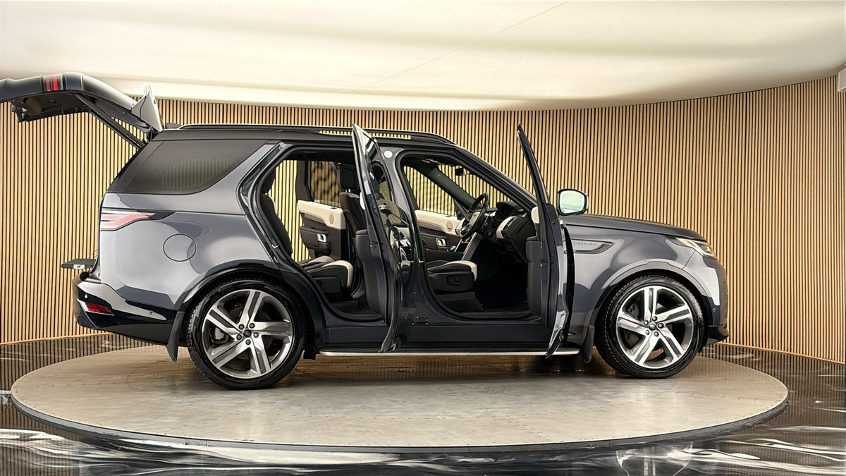 More views of Land Rover Discovery
