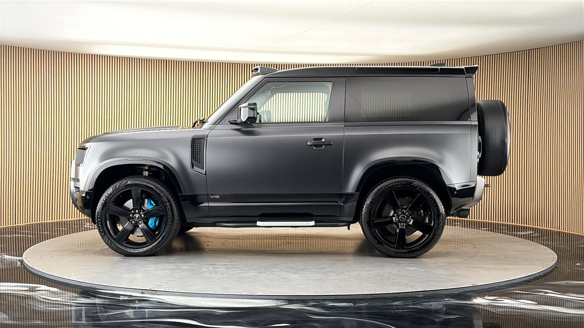 Land Rover Defender 90 Image 15
