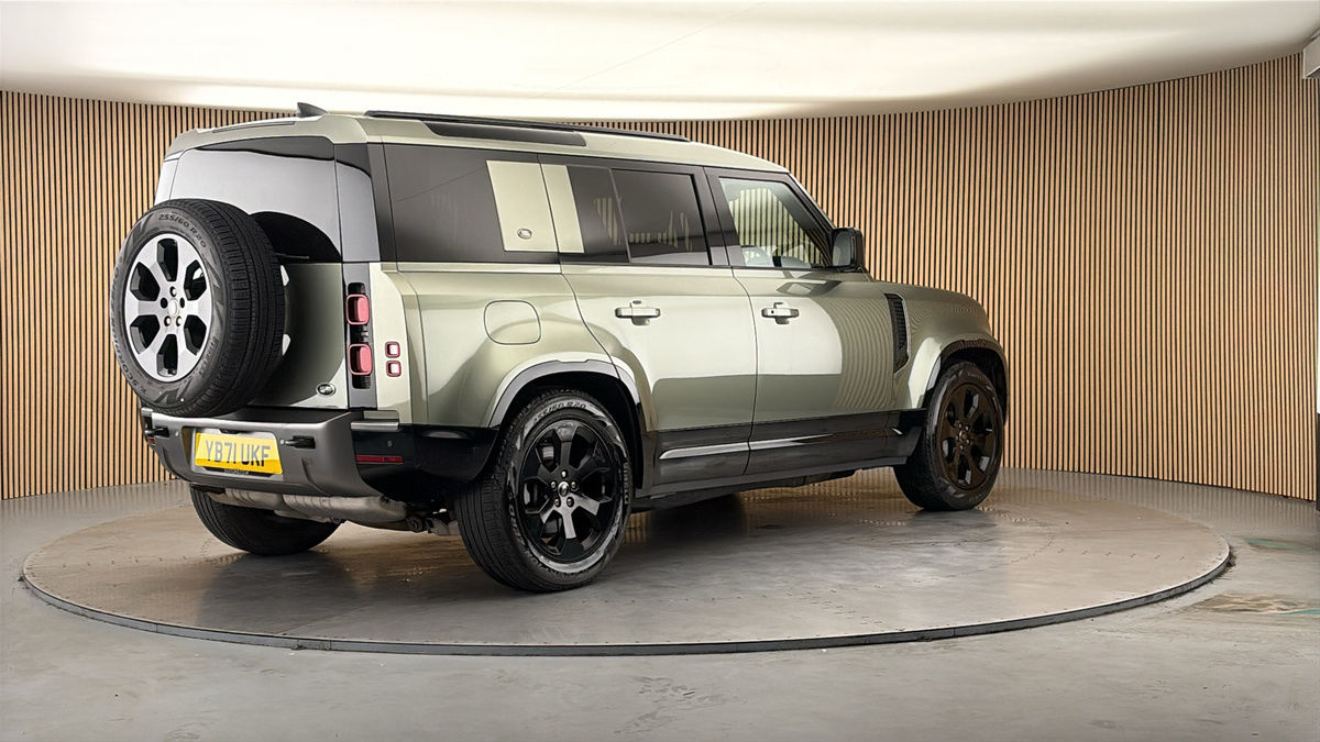 Land Rover Defender 110 Image 21