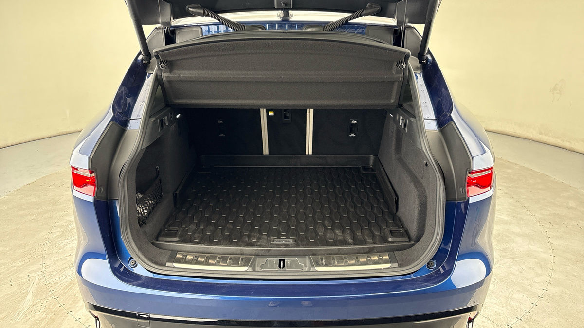Jaguar F-PACE Image 11