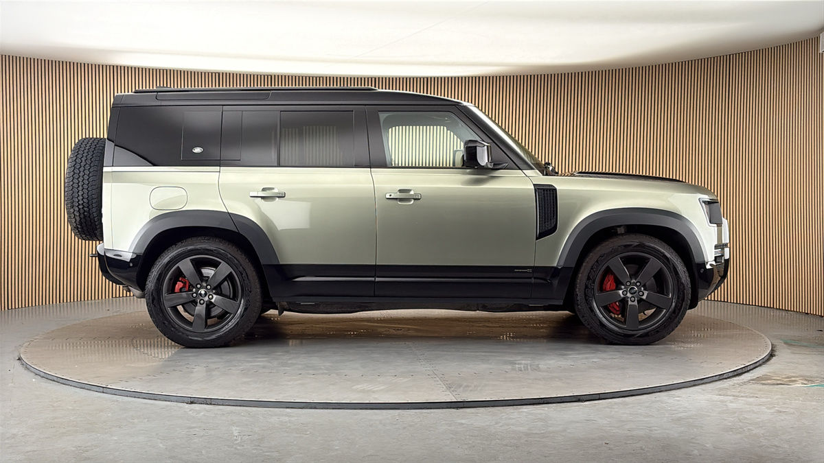 Land Rover Defender 110 Image 16