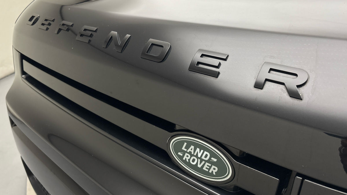 Land Rover Defender 110 Image 24