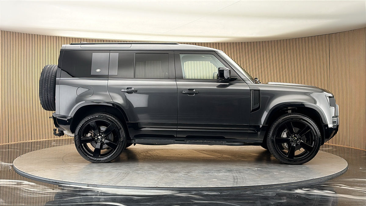 Land Rover Defender 110 Image 16