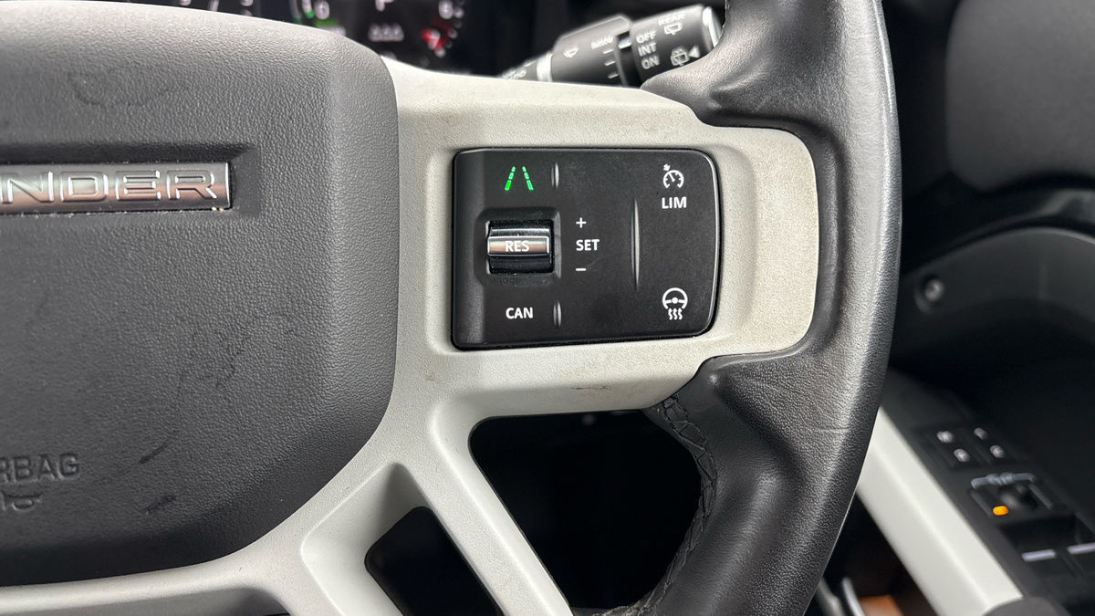 Land Rover Defender 110 Image 14