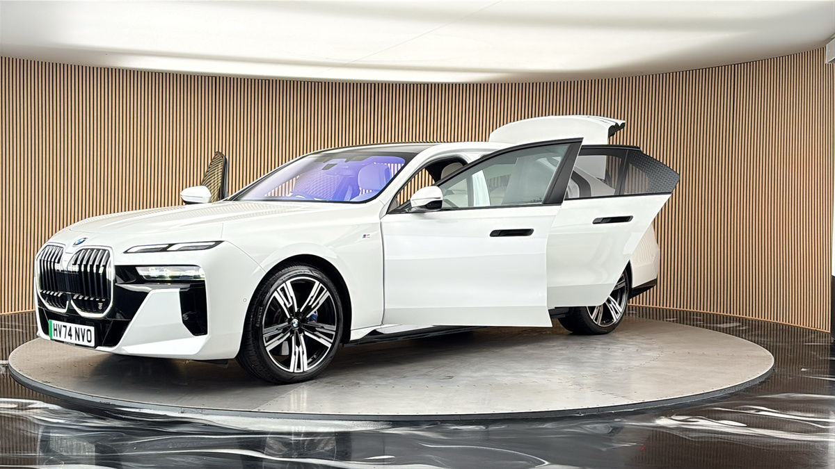 More views of BMW i7