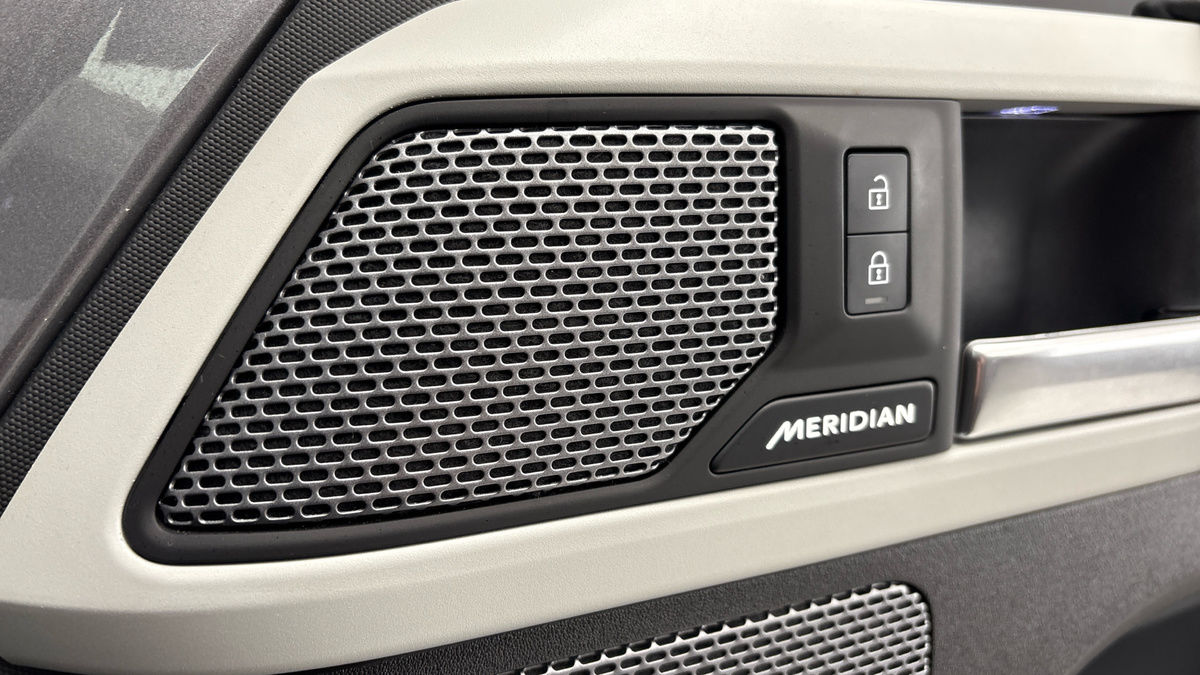 Land Rover Defender 110 Image 25