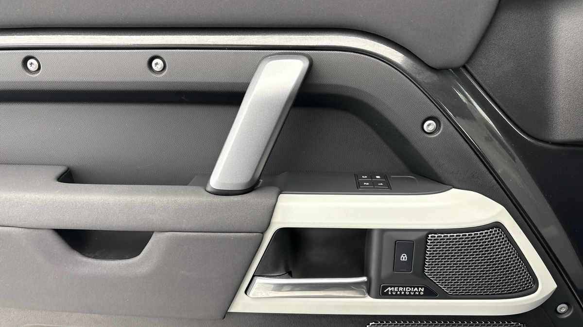 Land Rover Defender 110 Image 19