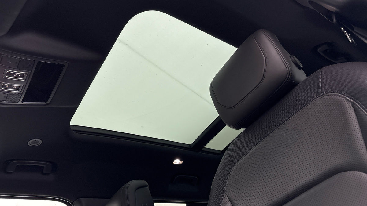 Land Rover Defender 110 Image 6