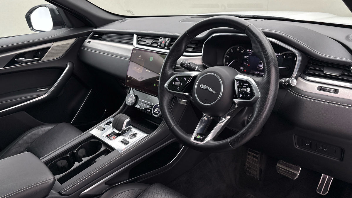 Jaguar F-PACE Image 5