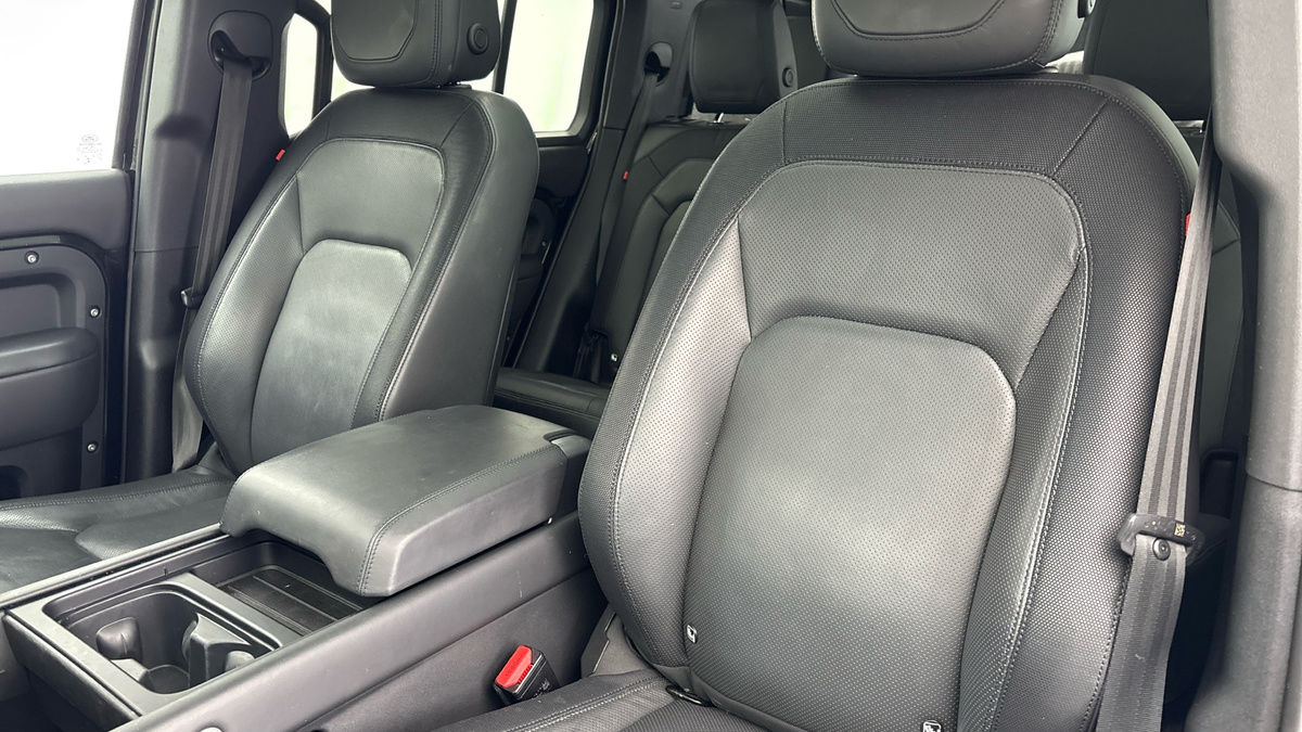 Land Rover Defender 110 Image 7