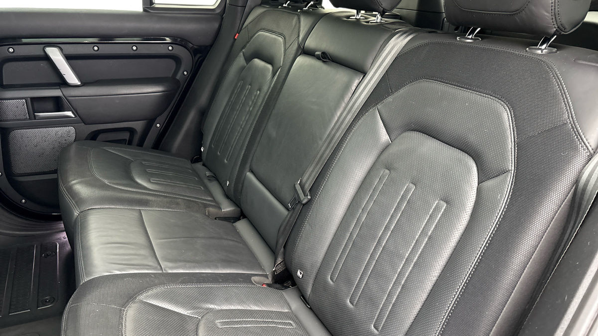 Land Rover Defender 110 Image 8