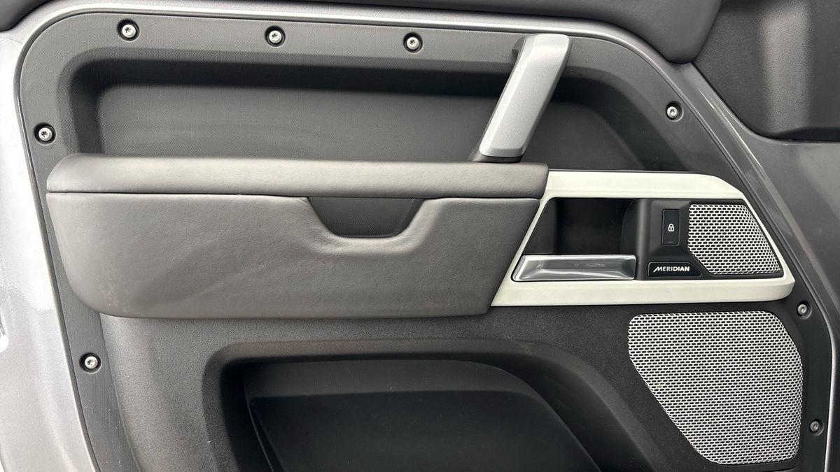 Land Rover Defender 130 Urban Image 19