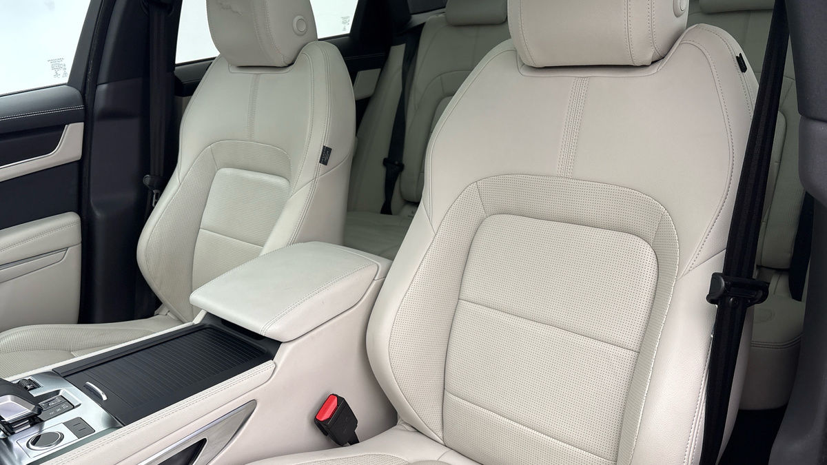 Jaguar F-PACE Image 7