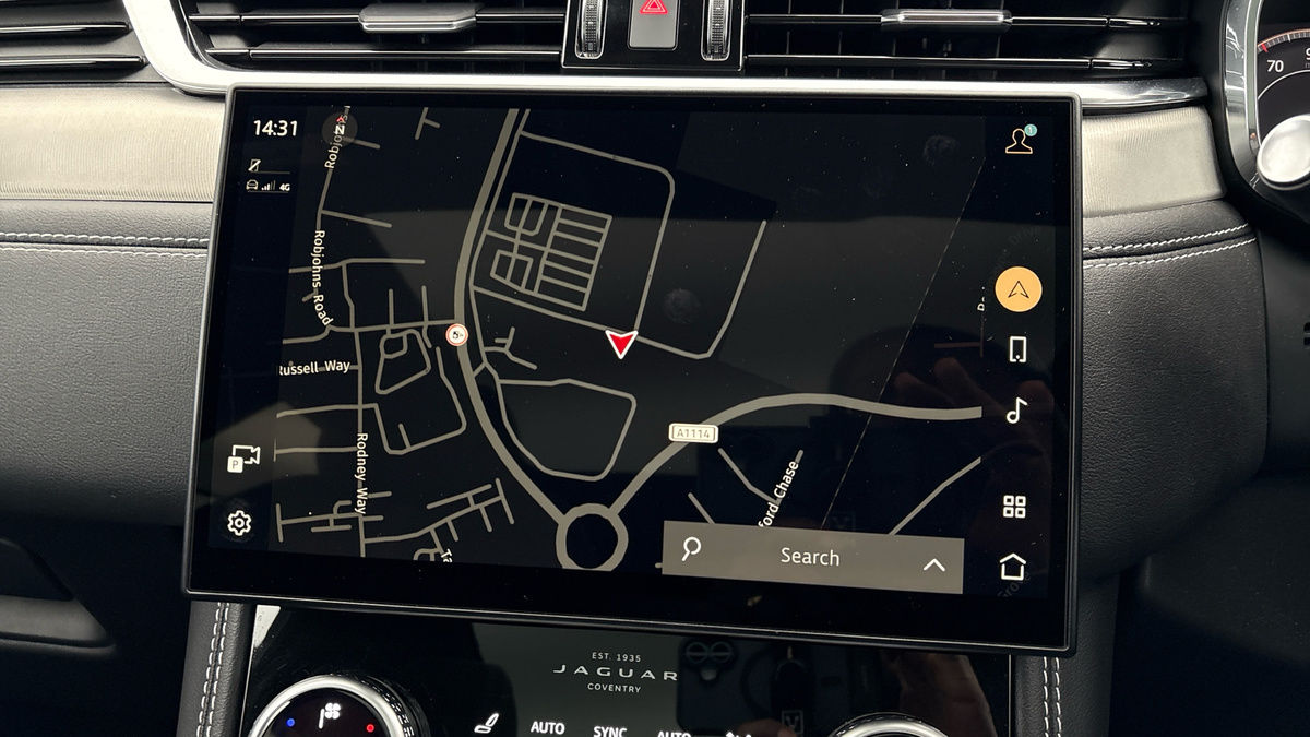 Jaguar F-PACE Image 17