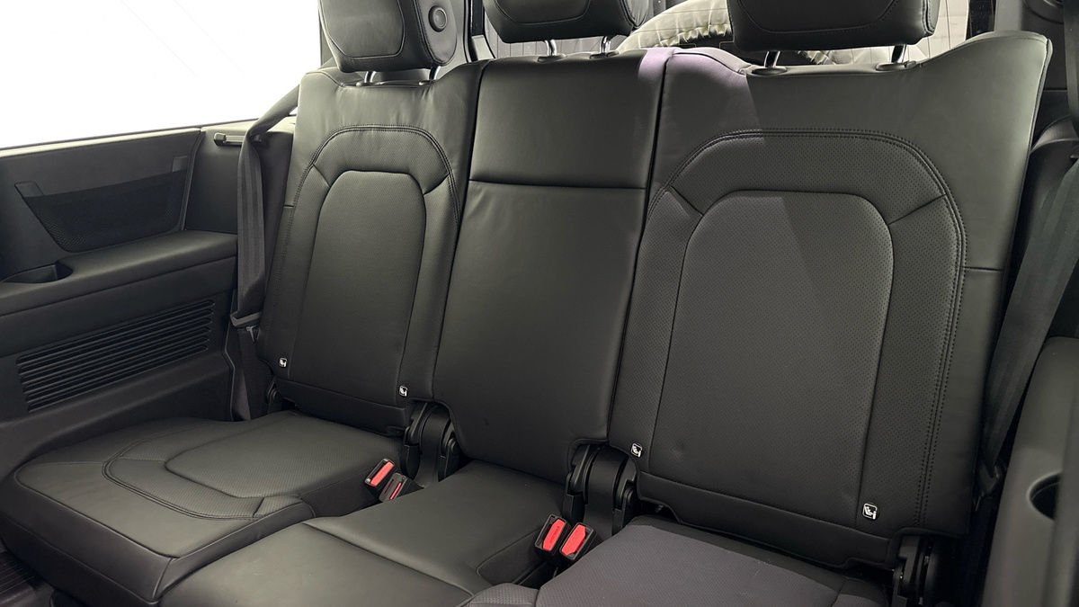 Land Rover Defender 130 Image 28